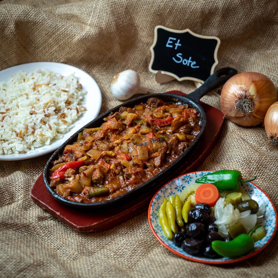Lamb sauté with rice and pickles